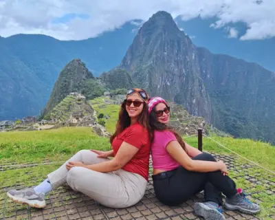 Chicas Posando en las Gradas de Machu Picchu
