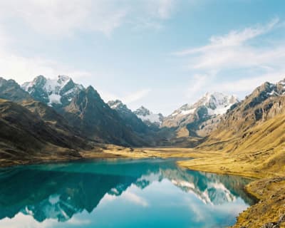 Laguna Sibinacocha rodeada de montañas del altiplano