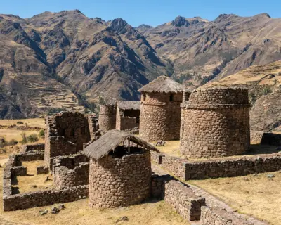Chullpas preincas de Ninamarca en paisaje andino